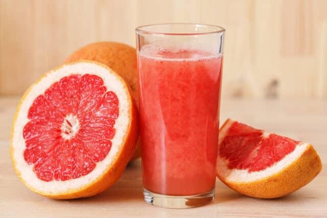 grapefruit juice causes a dangerous interaction with oxycodone